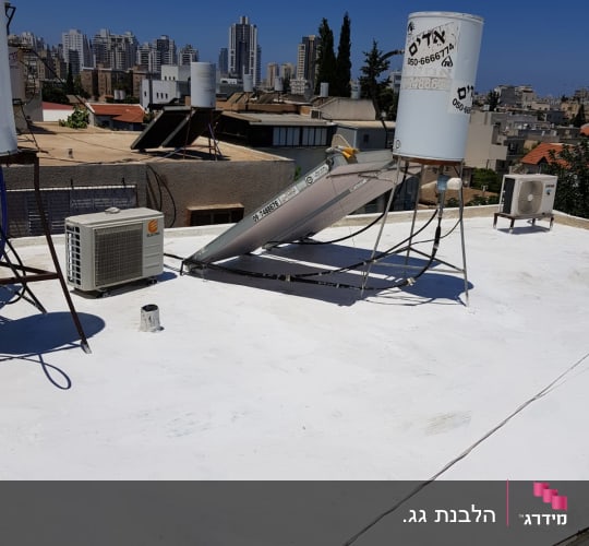 גג אטום בלבן עם דוד שמש ומזגנים